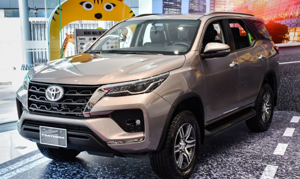 Тойота fortuner 2021